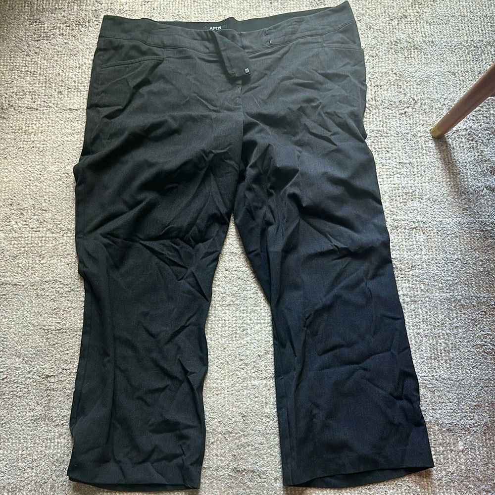don’t mind the wrinkles! dark gray work capri pants
